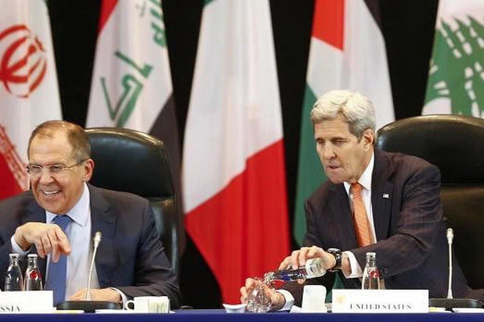 Encik John Kerry (kanan) dan dan Encik Sergei Lavrov di mesyuarat Kumpulan Sokongan Syria Antarabangsa di Munich, Jerman, pada Khamis, 11 February 2016, yang tuarut dihadiri wakil pemerintah dan pembangkang Syria. Gambar REUTERS 