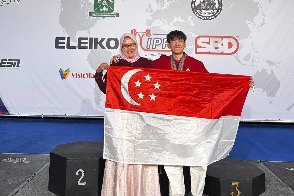 Encik Muhammad Hazrul Abdul Malik (kanan) menyifatkan ibunya, Cik Sri Zuraida sebagai penyokong utamanya dalam setiap fasa kehidupan beliau.