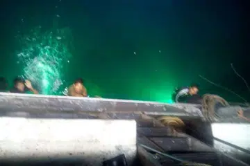 Pasukan keselamatan Malaysia dipercayai menembak mati tiga lelaki bersenjata dalam satu pertempuran semasa satu percubaan menculik di Merabung, di Teluk Darvel, Lahad Datu, Sabah.