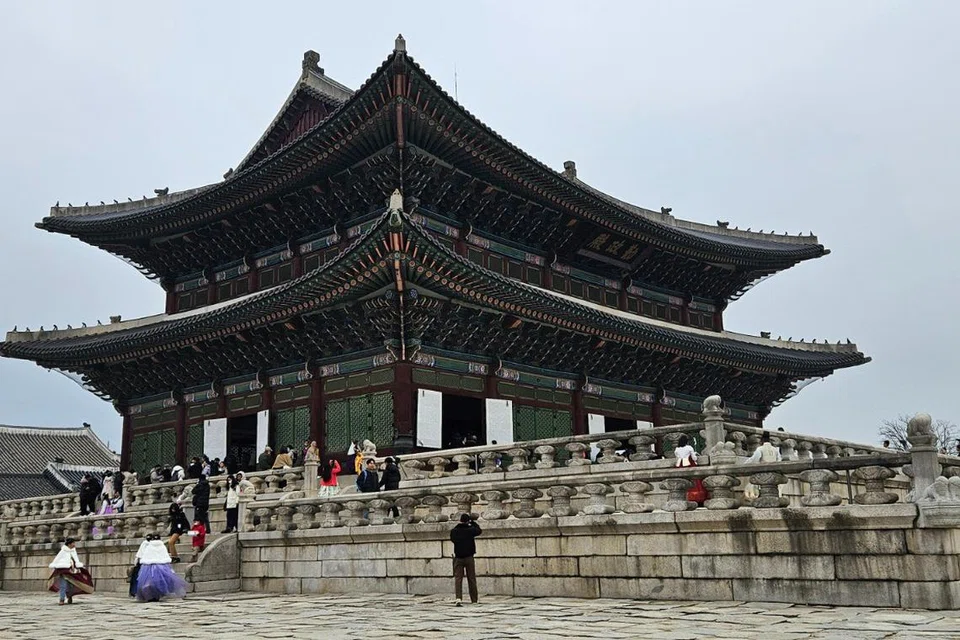 ISTANA MENANTI: Istana Gyeongbokgung menyediakan ruang untuk anda menyewa pakaian tradisional Korea atau ‘Hanbok’ untuk digayakan persis putera dan puteri zaman kerajaan Joseon.