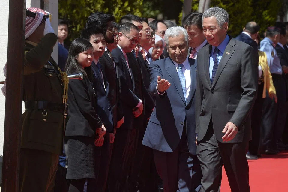 MAJLIS SAMBUTAN RASMI: Perdana Menteri Jordan Abdullah Ensour (dua dari kanan) membawa serta menunjukkan Perdana Menteri Lee Hsien Loong menyaksikan Jordanian Royal Guards semasa majlis sambutan rasmi yang diadakan di pekarangan pejabat Perdana Menteri, Ahad lalu.