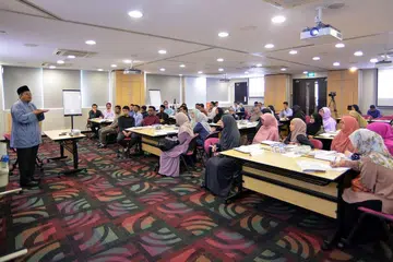 TERUS PERTINGKAT DIRI: Peningkatan dari sudut ilmu amat penting bagi setiap orang termasuk asatizah. Justeru, asatizah kita hari ini juga perlu mendalami ilmu bukan agama seperti sosiologi, psikologi, politik dan ekonomi, agar ilmu pengetahuan mereka terus bertambah dan pendekatan dakwah mereka perlu berubah sejajar zaman dan konteks. - Foto fail