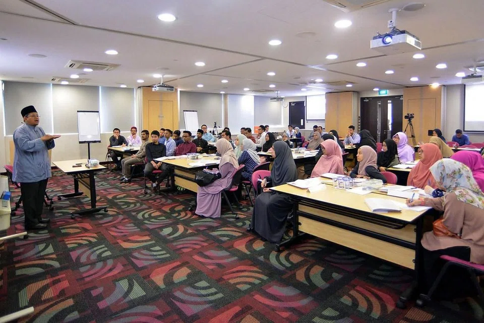 TERUS PERTINGKAT DIRI: Peningkatan dari sudut ilmu amat penting bagi setiap orang termasuk asatizah. Justeru, asatizah kita hari ini juga perlu mendalami ilmu bukan agama seperti sosiologi, psikologi, politik dan ekonomi, agar ilmu pengetahuan mereka terus bertambah dan pendekatan dakwah mereka perlu berubah sejajar zaman dan konteks. - Foto fail