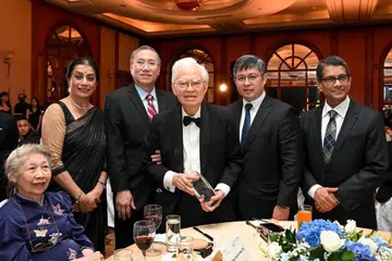 Dr Chan Kong Thoe (tengah) mencipta sejarah perubatan apabila melakukan pemindahan buah pinggang pertama di Singapura.
