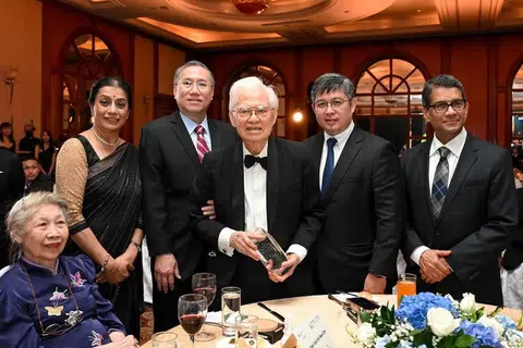 Dr Chan Kong Thoe (tengah) mencipta sejarah perubatan apabila melakukan pemindahan buah pinggang pertama di Singapura.