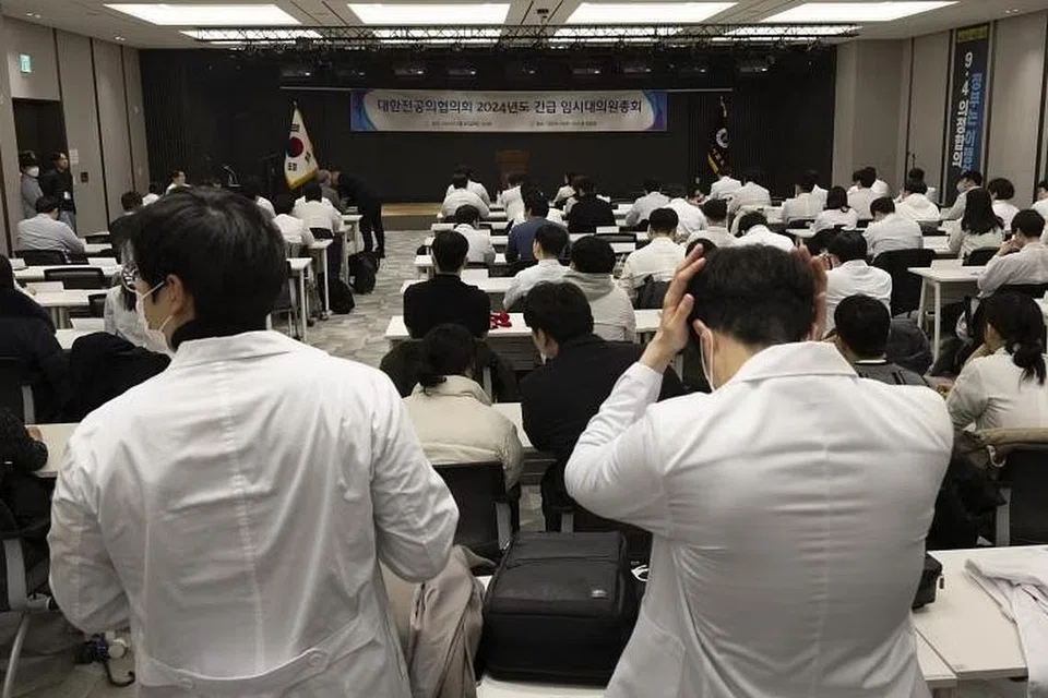 Doktor pelatih menghadiri satu mesyuarat tergempar di ibu pejabat Persatuan Perubatan Korea di Seoul pada 20 Februari. 