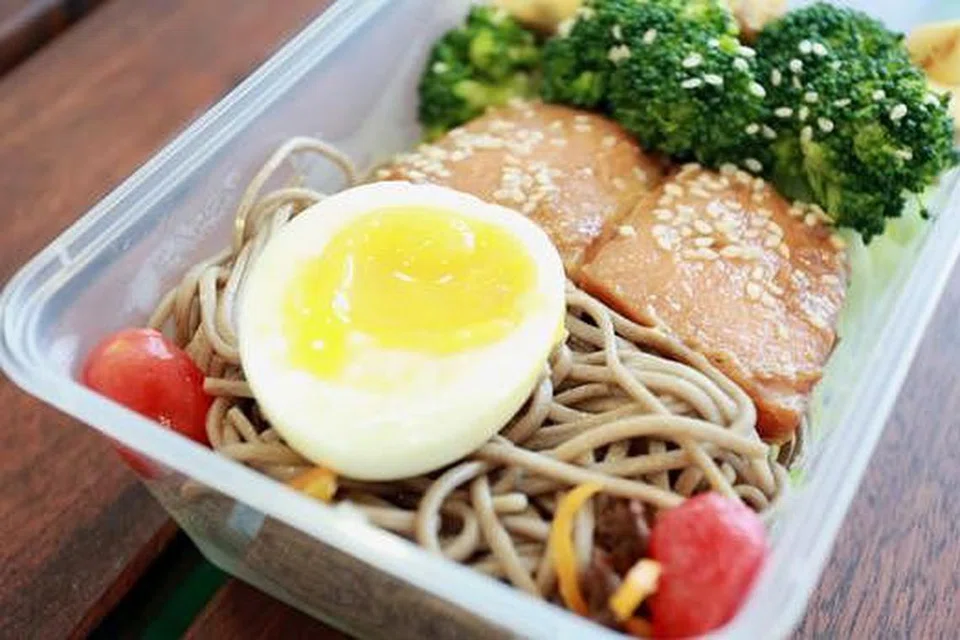 MAKANAN YANG TIDAK HARUS DISIMPAN: Makanan harus terus dibuang jika tidak boleh habis dimakan ialah makanan bayi, sushi, sashimi, telur setengah masak dan ayam. Foto - fail