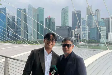 Pengasas bersama Cheekies, Encik Nabill Shukry Johary (kiri), dan bapanya, Encik Johary Ibrahim, dinobatkan Anugerah Penjual Terbaik TikTok Shop semasa Persidangan Kemuncak TikTok Shop Singapura di Pusat Ekspo dan Konvensyen Marina Bay Sands pada 30 Julai.