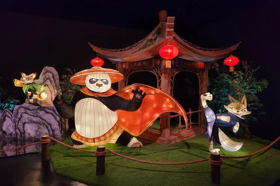 Pameran tanglung dengan watak-watak animasi DreamWorks seperti watak-watak Kung Fu Panda di Universal Studios Singapore (USS). Watak baru Kung Fu Panda, Zhen, juga dapat dilihat sebelum filem ‘Kung Fu Panda 4’ dimainkan di pawagam pada 7 Mac.