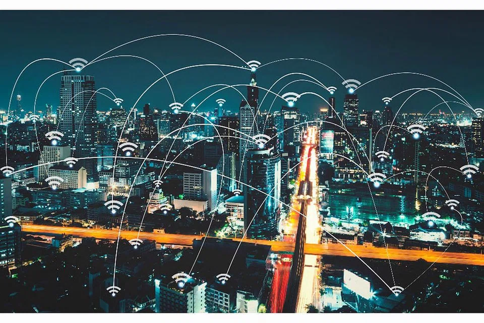 SEKELIP MATA: Pembangunan prasarana dan kemudahan teknologi 5G akan membolehkan pengguna Internet muatturun filem Hollywood di telefon bimbit mereka dengan begitu pantas. - Foto GOVTECH