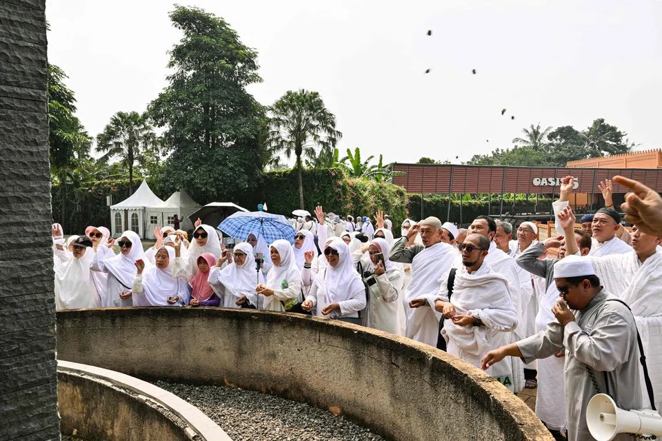 Jemaah Indonesia melontar batu sebagai latihan menunaikan ibadah melontar di tiga jamrah di Pusat Latihan Almahmudah Manasik di Tangerang Selatan, wilayah Banten pada 4 Mei sebelum berangkat menunaikan haji di Makkah.