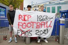 LAKUKAN BANTAHAN: Penyokong setia melahirkan rasa kekecewaan mereka terhadap perubahan dalam dunia bola sepak dengan kain rentang, yang tertera dengan ungkapan, ‘RIP Football’ atau yang bermakna, ‘Selamat Bersemadi Bola Sepak’.