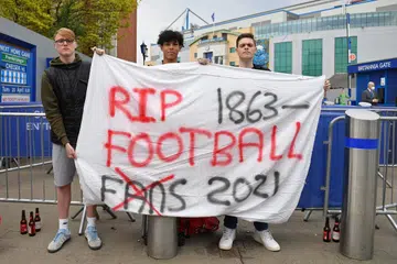 LAKUKAN BANTAHAN: Penyokong setia melahirkan rasa kekecewaan mereka terhadap perubahan dalam dunia bola sepak dengan kain rentang, yang tertera dengan ungkapan, ‘RIP Football’ atau yang bermakna, ‘Selamat Bersemadi Bola Sepak’.