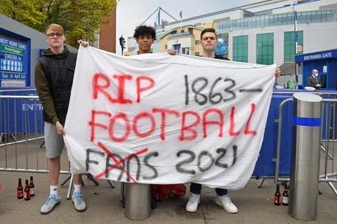LAKUKAN BANTAHAN: Penyokong setia melahirkan rasa kekecewaan mereka terhadap perubahan dalam dunia bola sepak dengan kain rentang, yang tertera dengan ungkapan, ‘RIP Football’ atau yang bermakna, ‘Selamat Bersemadi Bola Sepak’.