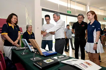 Menteri Ehwal Luar yang juga Anggota Parlimen (AP) GRC Holland-Bukit Timah, Dr Vivian Balakrishnan (empat dari kiri), diberi taklimat tentang Pusat Penuaan Aktif Vanguard @ Pusat Kesejahteraan 3G di Bukit Panjang semasa pembukaannya pada 2 Disember. 