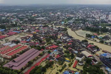 KAWASAN DINAIKI AIR BANJIR: Kenaikan air banjir menjejas teruk para penduduk di bandar Rantau Panjang di Kelantan.