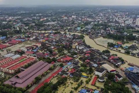 KAWASAN DINAIKI AIR BANJIR: Kenaikan air banjir menjejas teruk para penduduk di bandar Rantau Panjang di Kelantan.