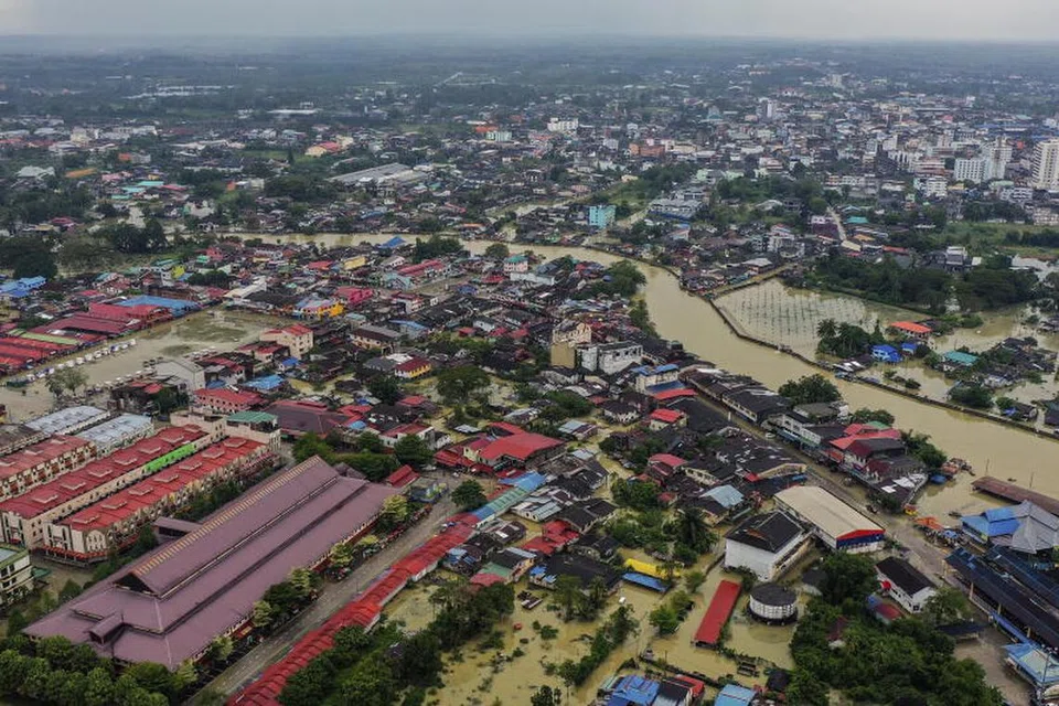 KAWASAN DINAIKI AIR BANJIR: Kenaikan air banjir menjejas teruk para penduduk di bandar Rantau Panjang di Kelantan.