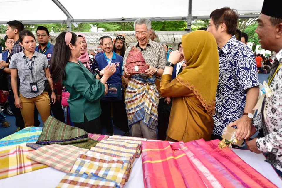 Encik Lee Hsien Loong cuba mengenakan tanjak dan samping semasa karnival Hari Raya anjuran GRC Ang Mo Kio dan SMC Sengkang West pada 2019.