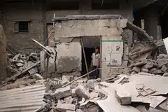 Bangunan penduduk di Rafah, selatan Gaza, ranap akibat serangan udara tentera Israel pada 27 April.