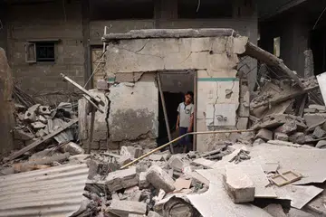 Bangunan penduduk di Rafah, selatan Gaza, ranap akibat serangan udara tentera Israel pada 27 April.