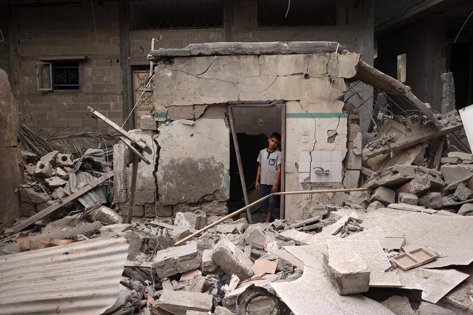 Bangunan penduduk di Rafah, selatan Gaza, ranap akibat serangan udara tentera Israel pada 27 April.