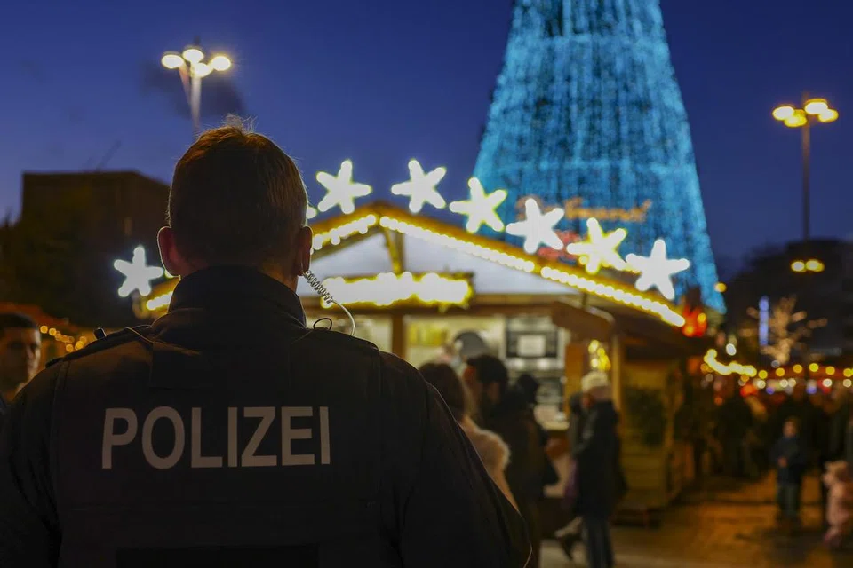 Anggota polis melakukan rondaan di pasar Krismas di Dortmund, Jerman, pada 23 Disember. Susulan serangan di pasar Krismas di Magdeburg, langkah keselamatan di pasar Krismas seluruh Jerman telah diperketatkan.