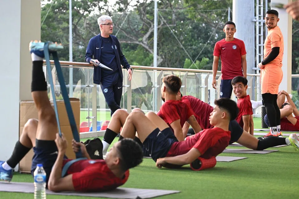 Ketua jurulatih pasukan nasional Singapura, Tsutomu Ogura (berjersi biru), mengendalikan latihan pertama bersama skuad Singa di Hab Bola Sepak Kallang pada 11 Mac sejak dilantik pada 1 Februari.