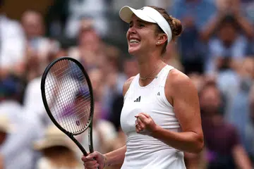 RAIKAN KEMENANGAN: Elina Svitolina dari Ukraine begitu gembira selepas menewaskan Victoria Azarenka dari Belarus di Kejohanan Wimbledon di Britain.