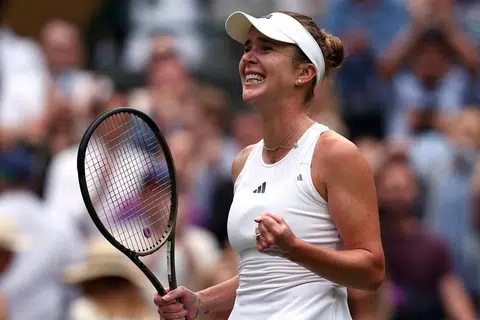 RAIKAN KEMENANGAN: Elina Svitolina dari Ukraine begitu gembira selepas menewaskan Victoria Azarenka dari Belarus di Kejohanan Wimbledon di Britain.