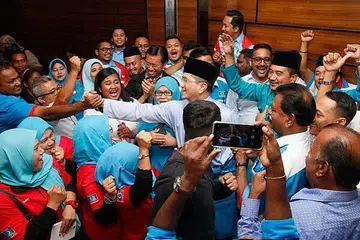 TERUS UNGGUL: Datuk Azmin bersedia bekerjasama dengan pencabarnya Rafizi Ramli dalam Parti Keadilan Rakyat (PKR). - Foto TWITTER MOHAMED AZMIN ALI