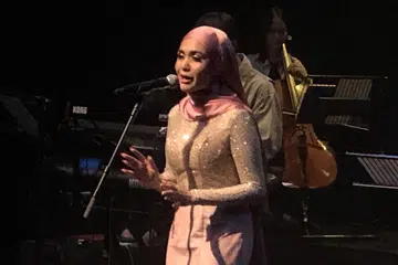 PEKA DENGAN PENULISAN: Lirik santai yang dihasilkan Shazza atau nama sebenarnya Shareefa Aminah bagaikan membuka diari hidup anak muda yang bergelut dengan isu kesejahteraan minda, cinta menemui jalan buntu dan pemerkasaan wanita.