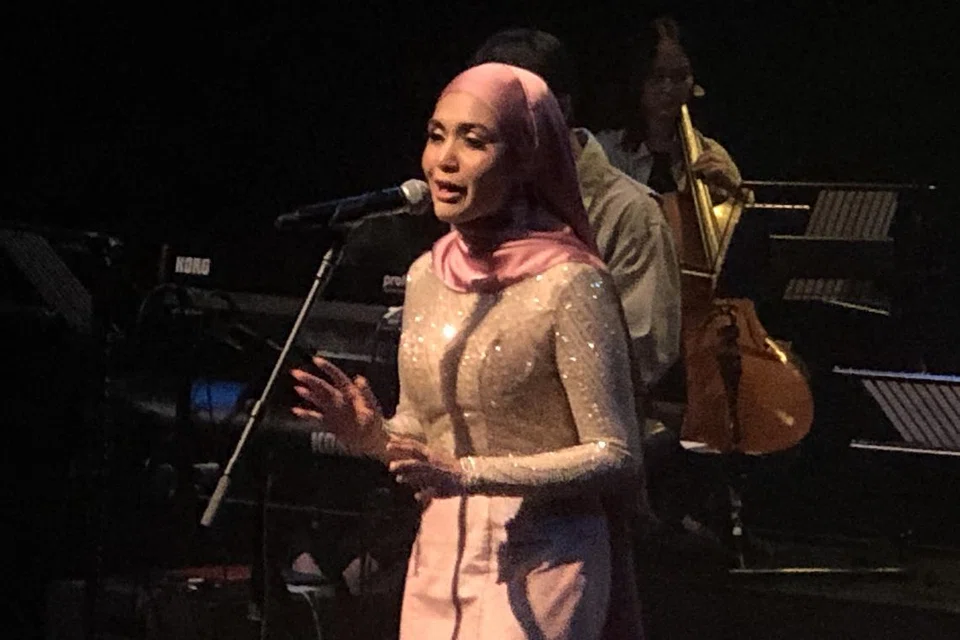 PEKA DENGAN PENULISAN: Lirik santai yang dihasilkan Shazza atau nama sebenarnya Shareefa Aminah bagaikan membuka diari hidup anak muda yang bergelut dengan isu kesejahteraan minda, cinta menemui jalan buntu dan pemerkasaan wanita.