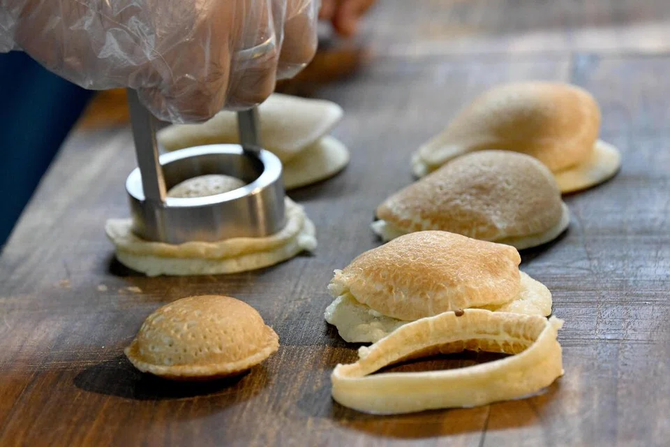 Proses menghasilkan ‘Mini Munchies’ harus dibuat dengan telitli, ia melibatkan penyejukan kulit terlebih dahulu sebelum menambah inti sejuk, kerana kulit yang panas boleh menyebabkan inti cair. 