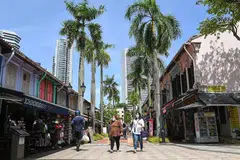 RANGSANG PELANCONGAN DOMESTIK: Kawasan Kampong Gelam merupakan antara 10 kawasan utama di Singapura yang akan dipromosikan di laman Expedia untuk menggalakkan penduduk meneroka semula tempat-tempat menarik di dalam negeri. - Foto fail
