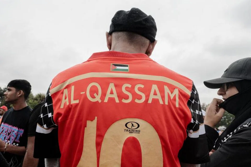 DILARANG: Seorang penyokong pro-Palestin dilihat memakai baju Al-Qassam semasa demonstrasi pro-Palestin di Lenasia, dekat Johannesburg. 