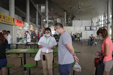 CEGAH JANGKITAN KORONAVIRUS: Pengendali makanan dan minuman yang tidak mematuhi syarat akan didenda sehingga $5,000 dan/atau digantung atau dibatalkan lesen mereka.