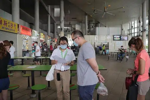 CEGAH JANGKITAN KORONAVIRUS: Pengendali makanan dan minuman yang tidak mematuhi syarat akan didenda sehingga $5,000 dan/atau digantung atau dibatalkan lesen mereka.