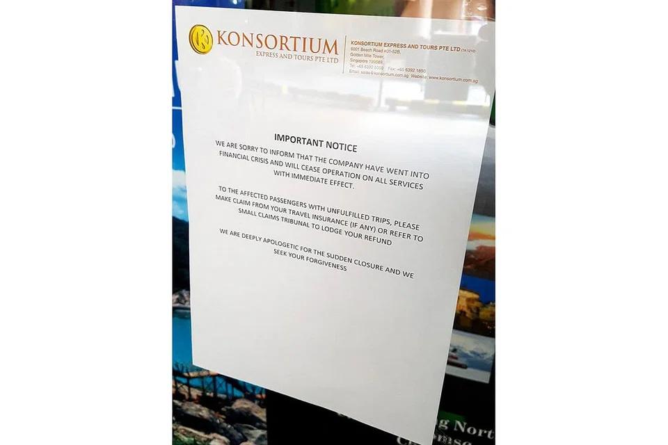 NOTIS PENUTUPAN: Konsortium melekatkan notis penutupan syarikat di pintu depan pejabat mereka di Golden Mile Tower sambil memohon maaf kepada penumpang terjejas atas penutupan secara tiba-tiba. - Foto SHIN MIN DAILY NEWS