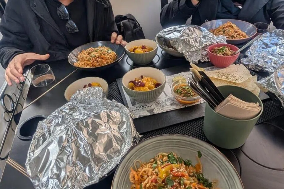 Huru-hara gaya makan dalam tuktuk yang bergerak, terutama apabila pinggan mangkuk mula menghayun  tetapi seronok juga! 