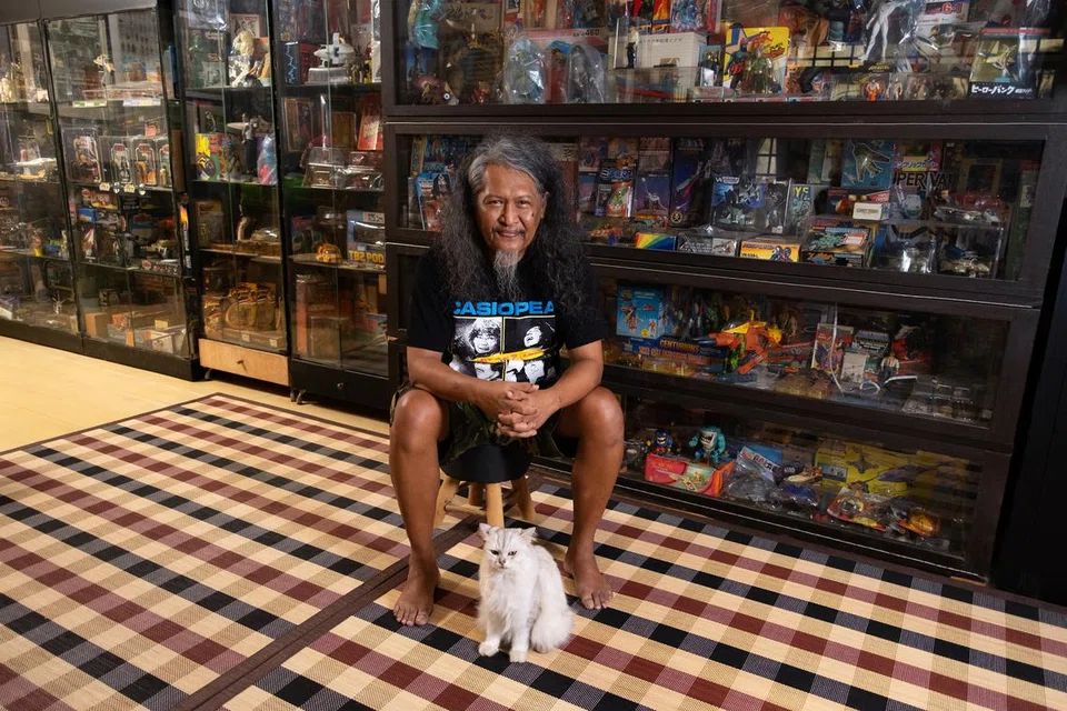 Encik Suhaimi Subandie
Encik Suhaimi, 60 tahun, adalah pengumpul barang-barang mainan selama lebih 40 tahun. Barang mainan paling berharga baginya adalah sebuah kereta Batmobile Corgi 69. Kereta mainan ini ditemuinya pada awal 70an dalam lopak air semasa beliau mengikut ibunya ke pasar. Baginya koleksi ini adalah peringatan tentang bagaimana keluarganya mengecapi kebahagiaan yang asas bersama-sama di dalam kehidupan yang sederhana pada masa itu.