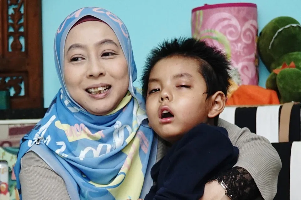 RINDU ANAK: Cik Nur Haslindah Hassan, kehilangan anak bongsunya Mohammad Aryan Haqim Mohamad Nazri pada 12 November 2021 akibat barah otak. Gambar diambil sebelum arwah meninggal dunia.