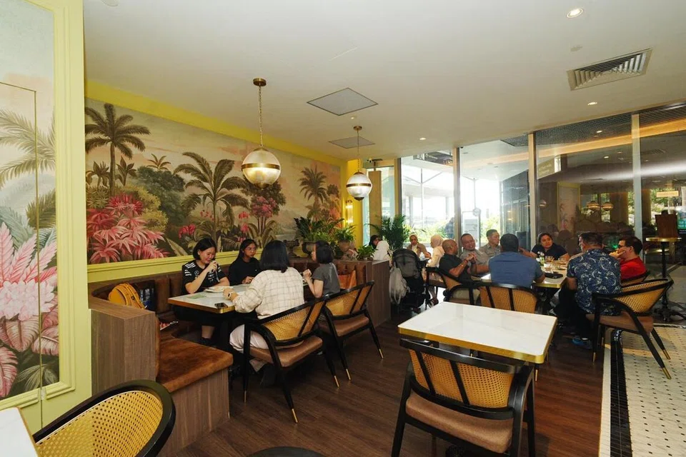 Ramai pelanggan menikmati hidangan sarapan di Pomegranate. Hidangan high tea mula tersedia dari 2 petang pada Isnin hingga Khamis dan 12 tengah hari pada Jumaat hingga Ahad.