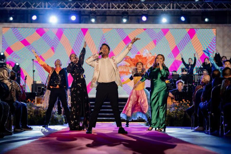 Tenaga penyanyi masa kini, Cassandra Spykerman (berbaju hitam), Rizuan Rashid (tengah) dan Rahila Rashun (kanan), meluap-luap dan menyemarakkan konsert ulang tahun kelima Wisma Geylang Serai (WGS).