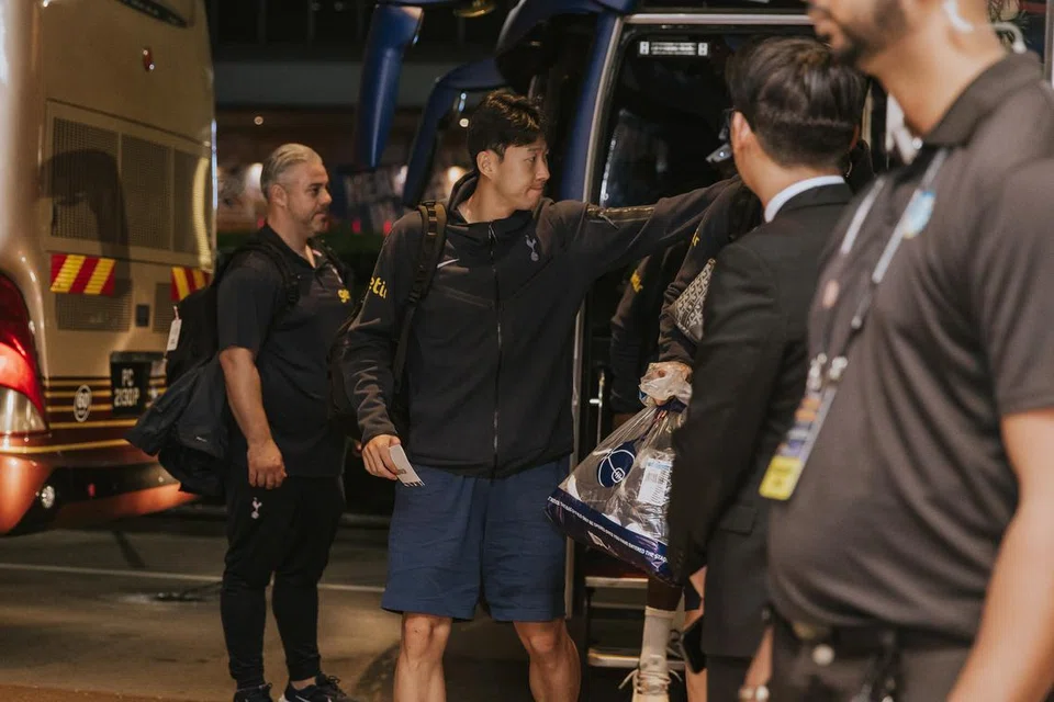 BINTANG KOREA: Son Heung-min menerima sorakan gemuruh dari penyokong Spurs yang menunggu ketibaan pasukan itu di Hotel Pan Pacific