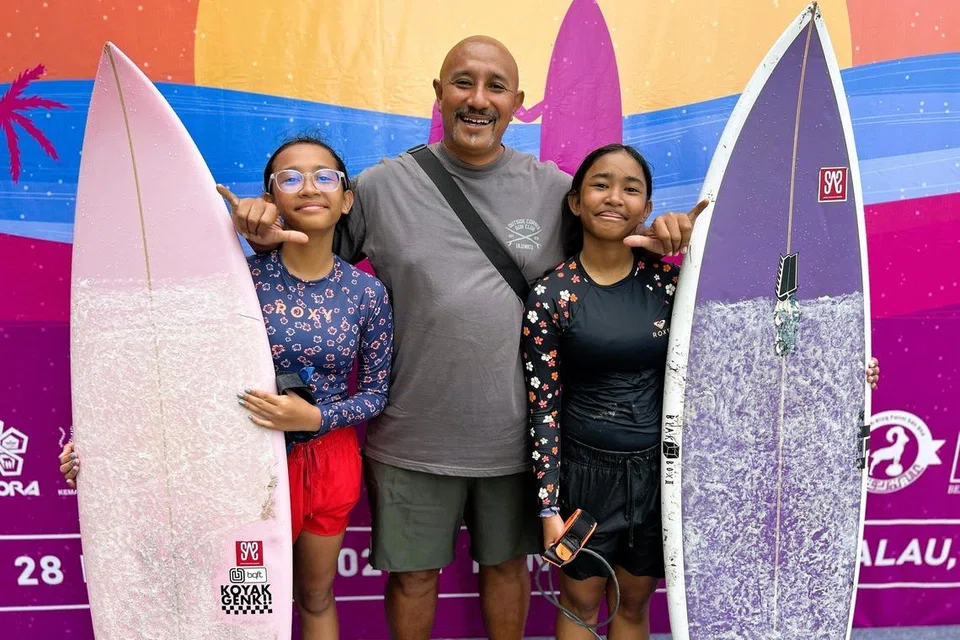 Encik Abdul Razak Ianal bersama anaknya Aafiyah Raisha, 13 tahun (kiri), dan Aafiyah Raiqah, 12 tahun.