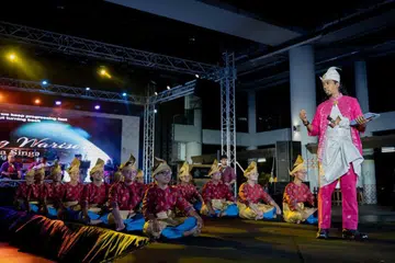 Penulis skrip dan pencerita ‘Dendang Warisan: Kota Singa Di Geylang Serai’, Anwar Hadi Ramli (kanan) bersama kumpulan dikir barat Nada Teruna membawa penonton meninjau perjalanan Singapura sebagai sebuah negara kecil yang maju. 