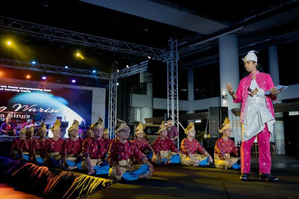 Penulis skrip dan pencerita ‘Dendang Warisan: Kota Singa Di Geylang Serai’, Anwar Hadi Ramli (kanan) bersama kumpulan dikir barat Nada Teruna membawa penonton meninjau perjalanan Singapura sebagai sebuah negara kecil yang maju. 