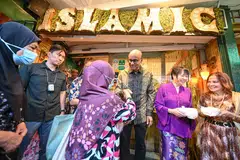 Presiden Tharman Shanmugaratnam (tiga dari kanan) dan isterinya Puan Jane Ittogi (dua dari kanan) hadir sebagai tetamu kehormat bagi mengagihkan set beriani di Restoran Islamic pada 7 April sempena meraikan ulang tahun ke-103 restoran tersebut. 