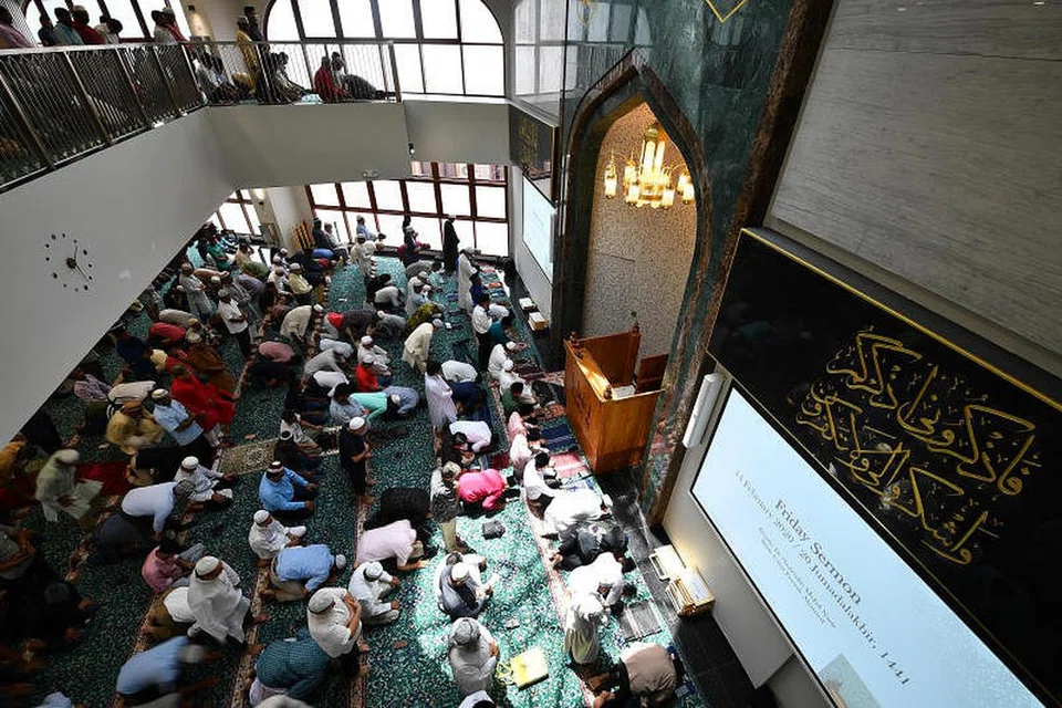 Muis sudah pun melakukan beberapa langkah tambahan - seperti memeriksa suhu badan dan pengesanan kenalan, serta memastikan jarak sosial dalam kegiatan keagamaan di masjid - sedang masjid-masjid di Singapura bersedia untuk dibuka semula pada 27 Mac. 